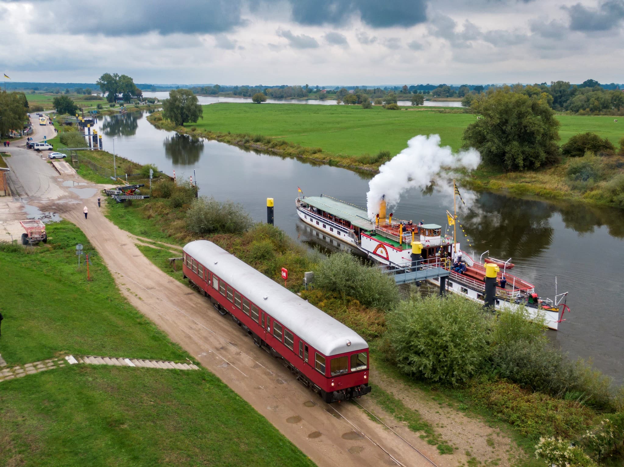 Kleinbahntakt des HEIDE-EXPRESS und Kombi-Fahrt mit dem Raddampfer KAISER WILHELM