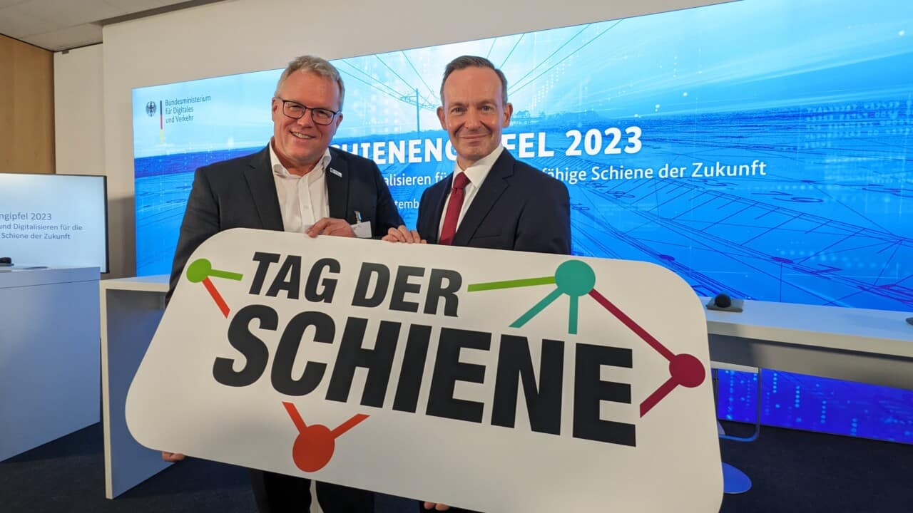 Bundesverkehrsminister Volker Wissing (rechts) eröffnt den Tag der Schiene 2024 gemeinsam mit Dirk Flege, Geschäftsführer der Allianz pro Schiene. 