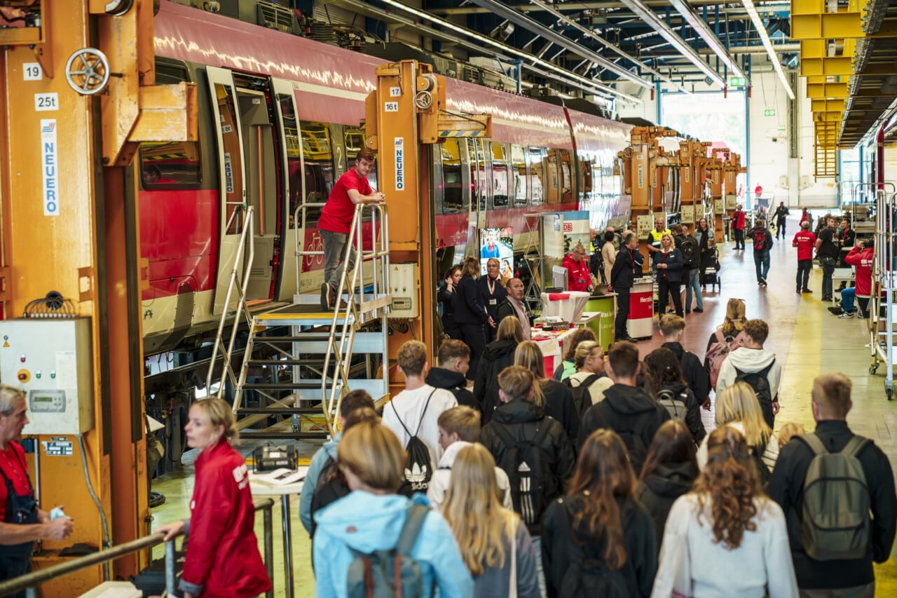 Viele Neugierige in den Werkstätten der DB Regio zum Tag der Schiene 2024 in Rostock. 