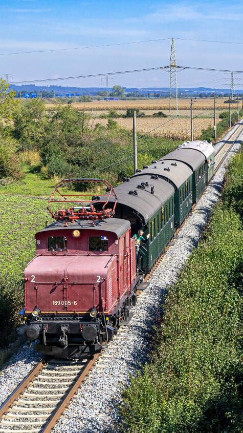 Strahlender Sonnenschein bei der Sonderfahrt der Bayerischen Localbahn in Landshut zum Tag der Schiene 2024