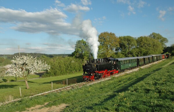 Öchsle Bahn in grüner Landschaft