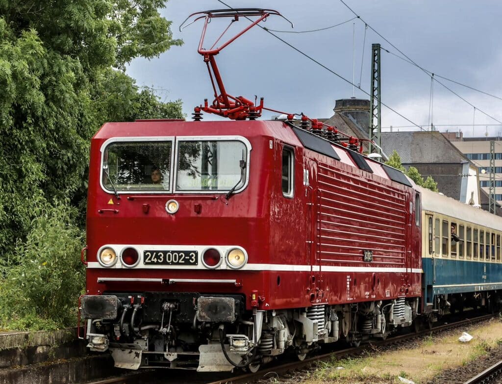 Führerstandsmitfahrten auf der historischen E-Lok 243 002-3